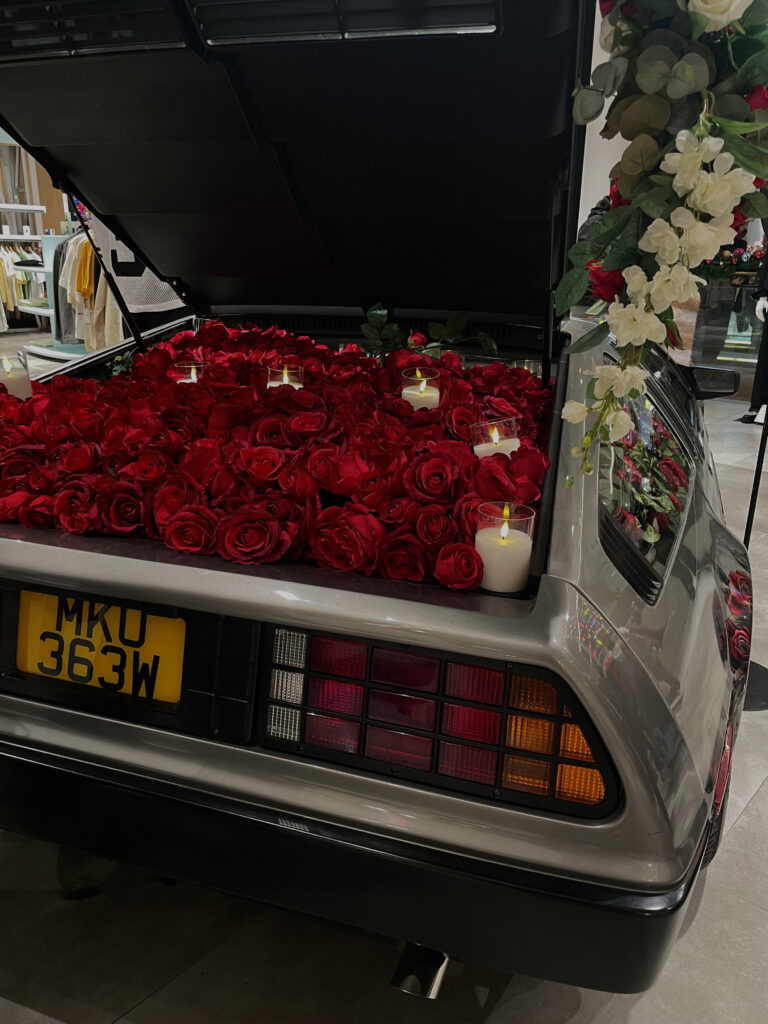 Voiture avec composition floral