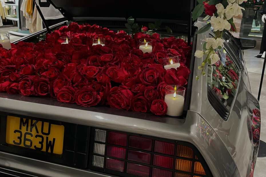 Voiture avec composition floral